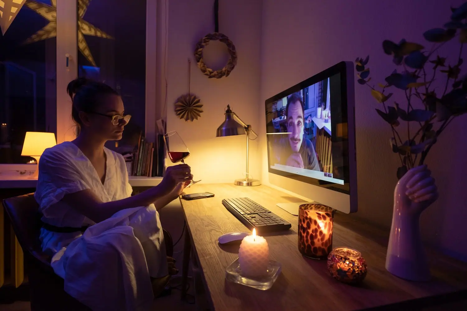 Smart TV czy projektor: co wybrać do domowego kina?