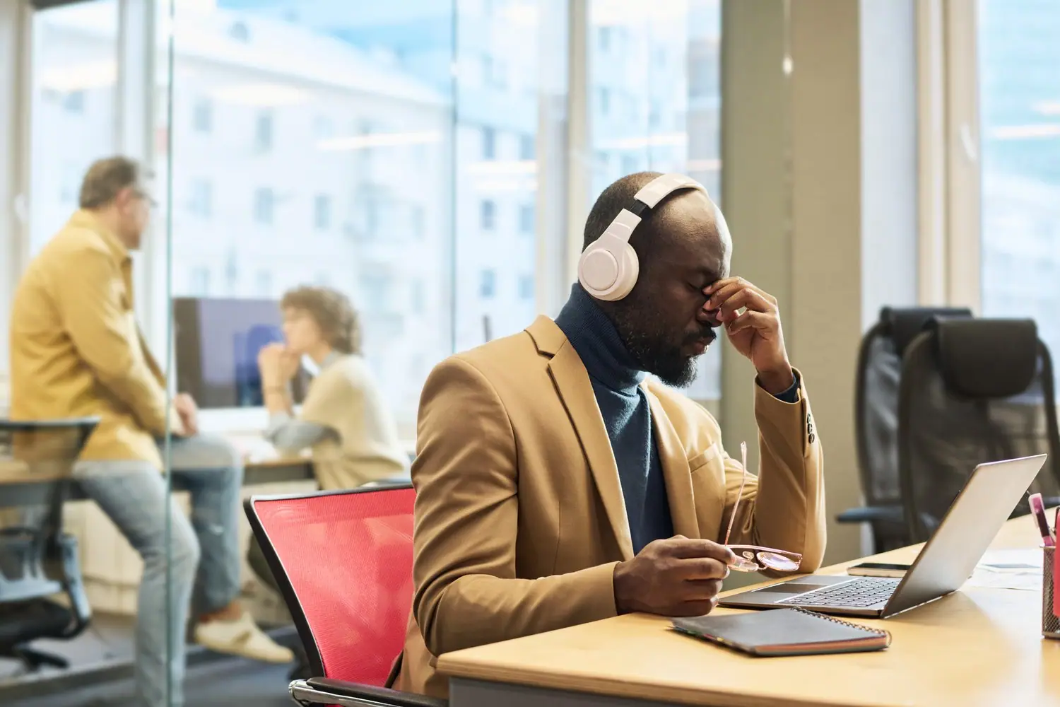 Technologie audio w pracy: jak poprawić jakość rozmów online?