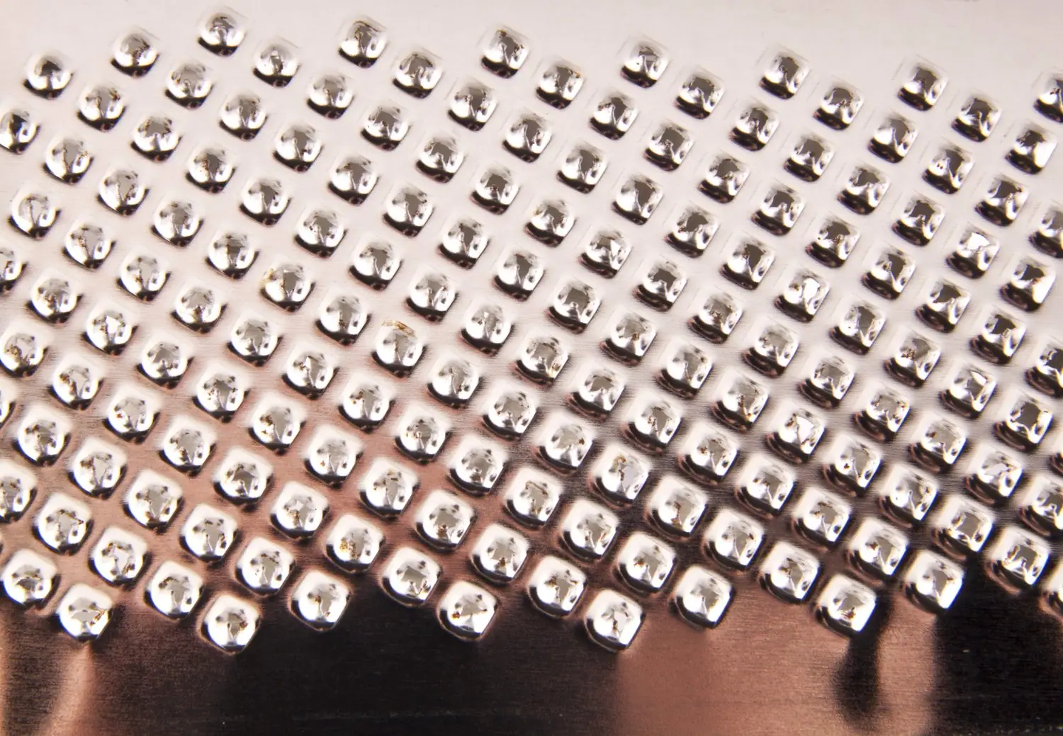 Metamateriały: rewolucyjne zastosowania w elektronice