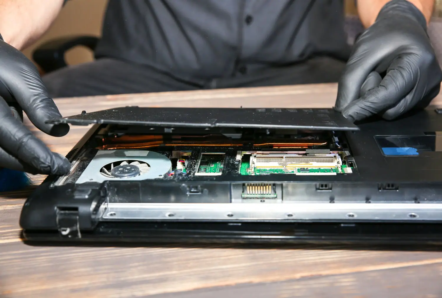 Jak wymienić baterię w laptopie - samodzielna naprawa baterii