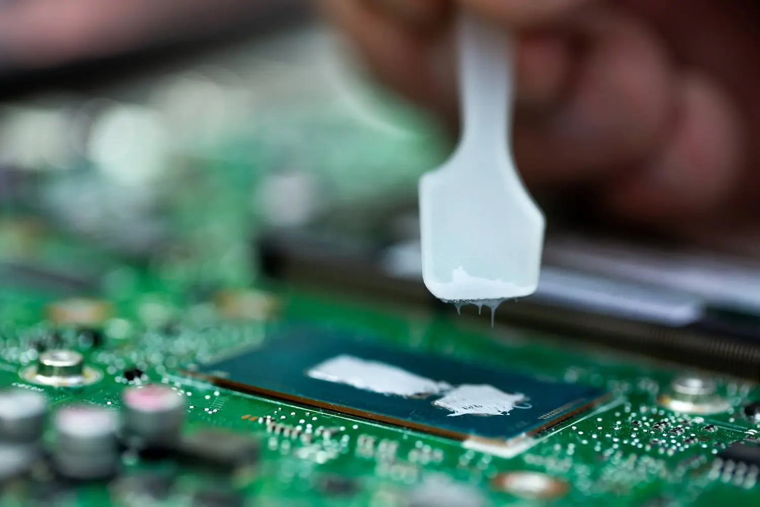 Jak wymienić pastę termoprzewodzącą na procesorze - obniżenie temperatury CPU