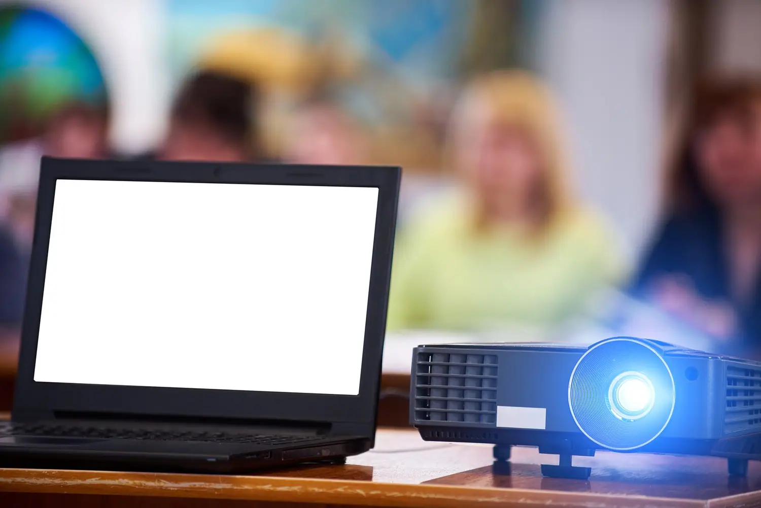 Jak podłączyć projektor do laptopa i smartfona - konfiguracja obrazu i dźwięku